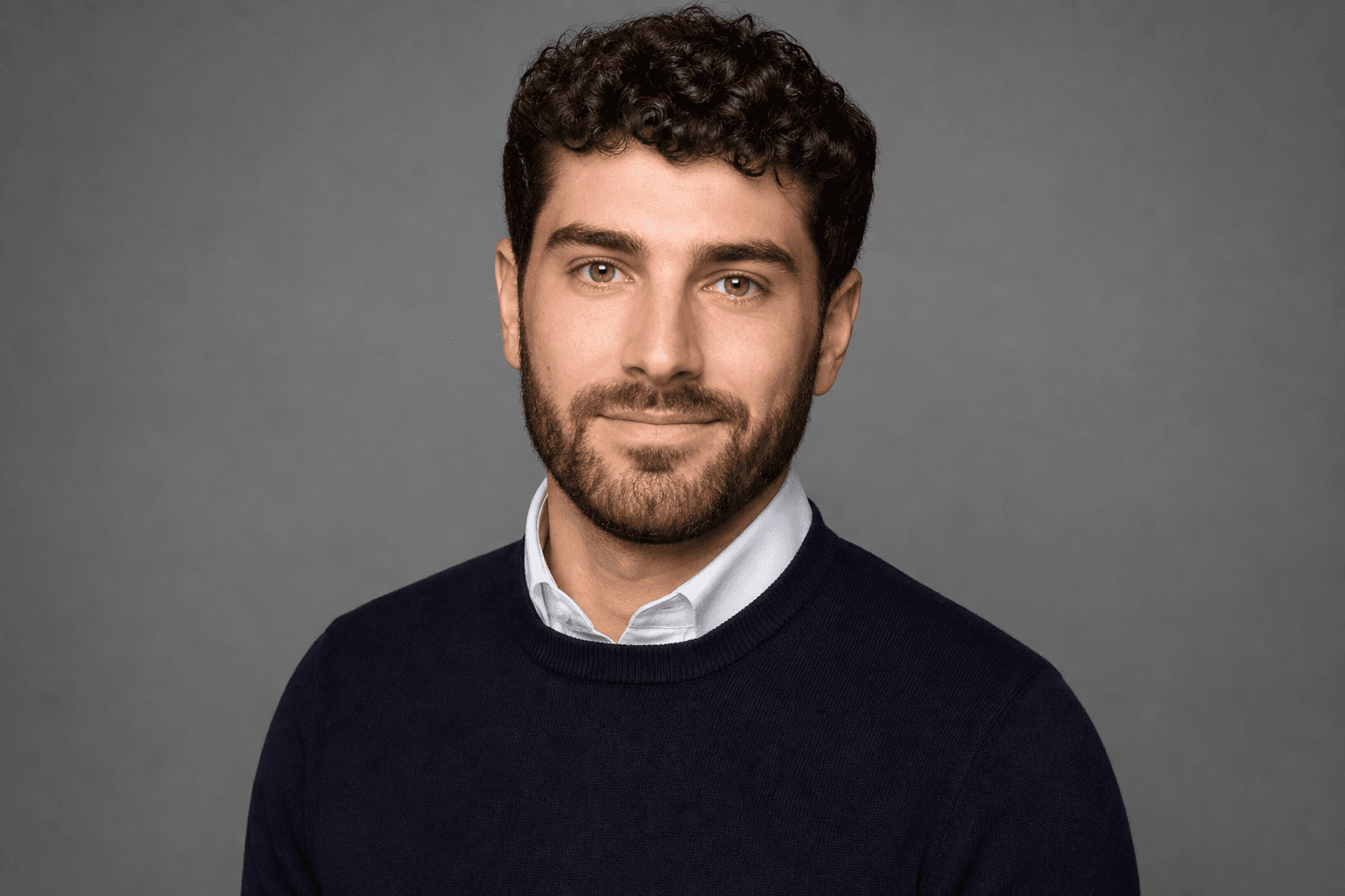 Selfie to LinkedIn Headshot Prompt (ChatGPT Image / Flux) with matched selfie pair